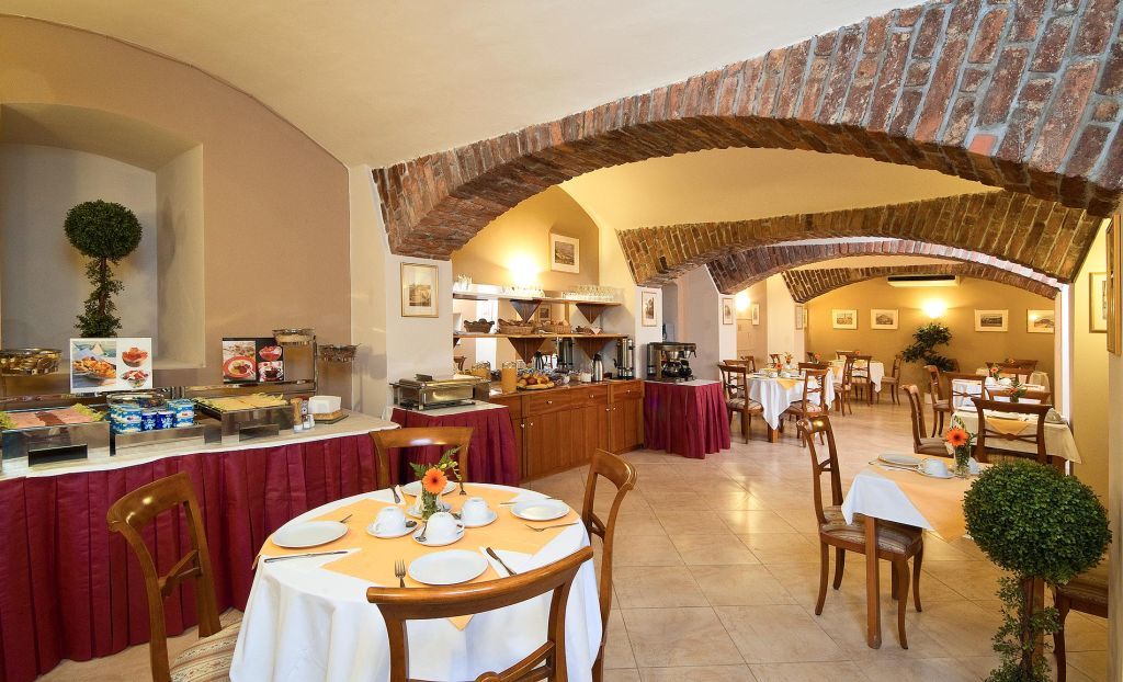 Hotel Tyl Прага Ресторант снимка